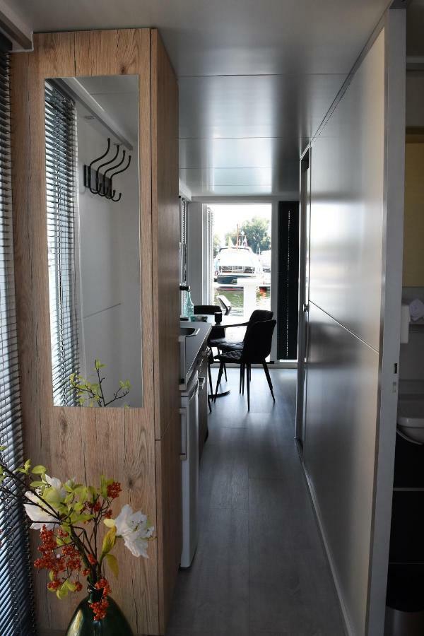 Cosy Floating Boatlodge Athene Маастрихт Экстерьер фото